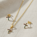 Juego de Cadena, Dije y Aretes Cruz con Cristales Multicolor Bañados en Oro