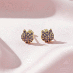 Aretes Ortopédicos para Bebé Bañados en Oro – Gatito con Zircones Lila