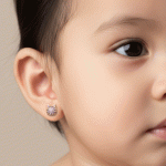 Aretes Ortopédicos para Bebé Bañados en Oro – Gatito con Zircones Lila - Imagen 2