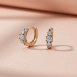 Argollas Huggies para Niñas Bañadas en Oro de 24K con Detalles en Oro Blanco