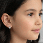 Argollas Huggies para Niñas Bañadas en Oro de 24K con Oro Blanco y Circones - Imagen 2