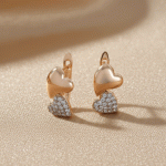 Argollas Huggies para Niñas Bañadas en Oro de 24K con Corazones en Oro Blanco