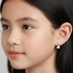 Argollas Huggies para Niñas Bañadas en Oro de 24K con Corazones en Oro Blanco - Imagen 2