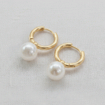 Argollas "Huggies" con Perla Colgante en Baño de Oro