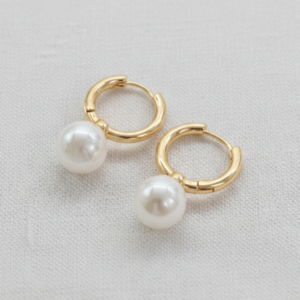 Argollas "Huggies" con Perla Colgante en Baño de Oro