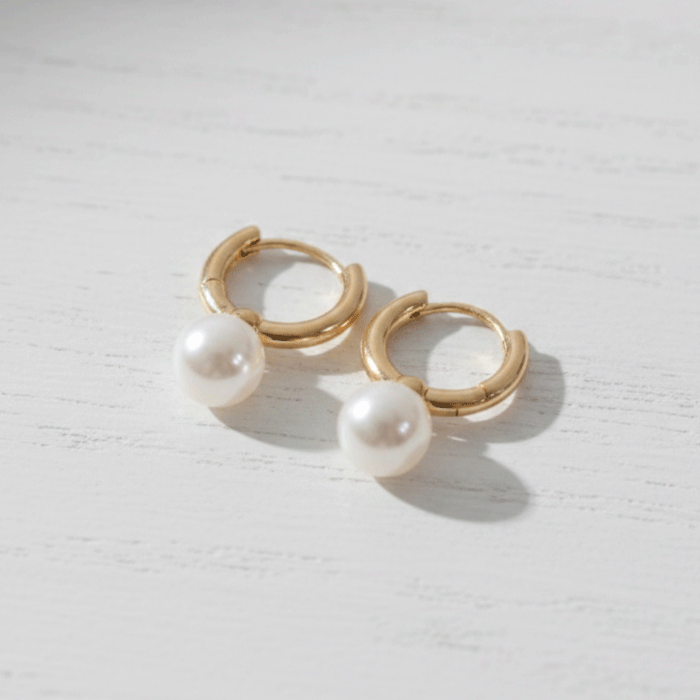 129 Argollas "Huggies" con Perla Colgante en Baño de Oro - Imagen 1