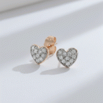 Aretes de Corazón en Oro Italiano de 24K con Micro-Pavé de Oro Blanco y Circones