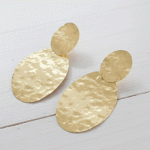 Maxi Aretes de Discos Ovalados con Acabado Martillado en Baño de Oro