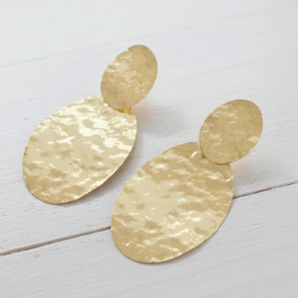 Maxi Aretes de Discos Ovalados con Acabado Martillado en Baño de Oro