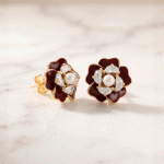 Aretes de Flor Vintage en Baño de Oro con Esmalte Borgoña y Perla Central