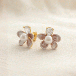 Aretes Flor de Nácar y Perla con Circón en Baño de Oro