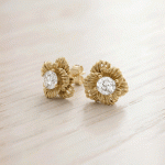 Pendientes de Botón Bañados en Oro con Circonitas Cúbicas y Diseño de Flor Intrincada