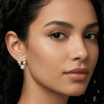 Aretes de Flores de Esmalte Rosa y Perlas con Baño de Oro - Imagen 2