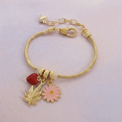 Pulsera de Cadena de Serpiente Bañada en Oro con Dijes de Corazón, Flor y Hoja