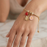 Pulsera de Cadena de Serpiente Bañada en Oro con Dijes de Corazón, Flor y Hoja - Imagen 2