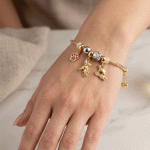 Pulsera de Dijes Bañada en Oro – Diseño de Osito, Conejito y Huella - Imagen 2