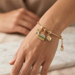 Pulsera Bañada en Oro con Dijes de Abeja, Hamburguesa y Mano de Fátima - Imagen 2