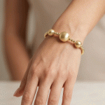 Pulsera Elástica de Bolas en Baño de Oro con Esferas Texturizadas - Imagen 2