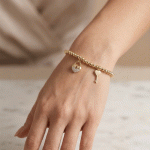 Pulsera Elástica de Bolitas en Baño de Oro con Dijes de Candado de Corazón y Llave - Imagen 2