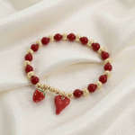 Pulsera de Bolitas Bañada en Oro con Dijes de Corazón y Fresa Roja