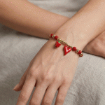 Pulsera de Bolitas Bañada en Oro con Dijes de Corazón y Fresa Roja - Imagen 2