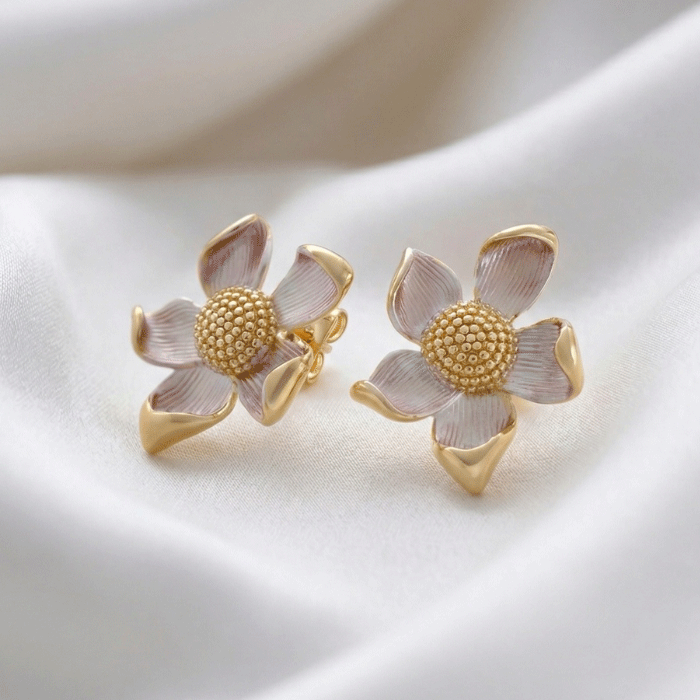 297 Aretes de Flor Silvestre con Baño de Oro y Pétalos Esmaltados en Tono Perla - Imagen 1