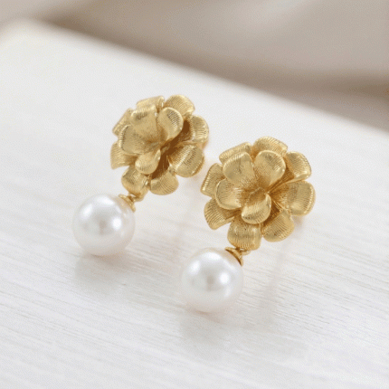 Aretes de Flor Satinada con Baño de Oro y Perla Colgante