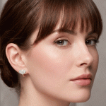 Argollas Huggies Bañadas en Oro con Corazón de Circones en Pavé - Imagen 2