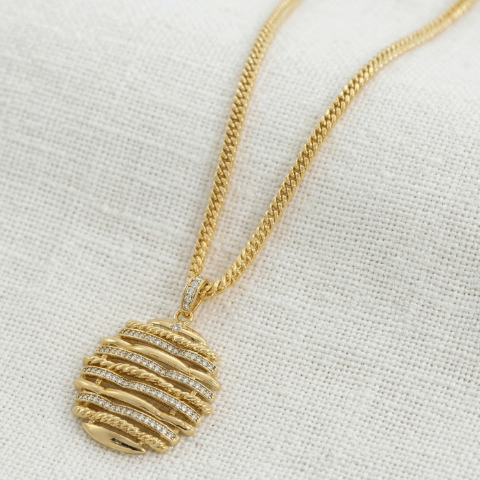 335 Cadena de Eslabones con Dije Ovalado Texturizado y Circones – Baño de Oro - Imagen 1