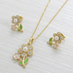 Juego de Cadena, Dije y Aretes Flor Primavera con Circones y Perlas en Baño de Oro