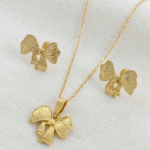 Juego de Cadena, Dije y Aretes de Moño con Textura Martillada en Baño de Oro