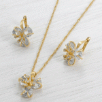 Juego de Cadena, Dije y Aretes Floral de Cristales con Baño de Oro