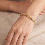 Pulsera de Cadena de Eslabones y Cuentas Cilíndricas en Baño de Oro con Circones - Imagen 2