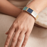 Brazalete Rígido en Baño de Oro con Paneles de Esmalte Estilo Mármol - Imagen 2