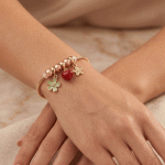 Pulsera Tipo Pandora en Baño de Oro con Charms de Flores y Fresa Esmerilada - Imagen 2