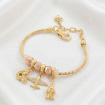 Pulsera Tipo Pandora en Baño de Oro con Charms de Viaje: Avión, Maleta y Cámara
