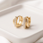 Argollas Huggies de Doble Línea Bañadas en Oro con Barra de Circones