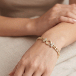 Pulsera de Cadena Alternada con Placa Central Circular y Barras de Circones en Baño de Oro - Imagen 2