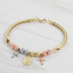 Pulsera Religiosa de Cadena Espiga con Medalla de la Virgen y Cruces en Baño de 3 Oros