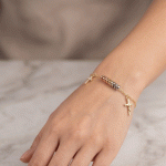 Pulsera Religiosa de Eslabón Fino con Argollas Tricolor y Dijes de Cruz en Baño de 3 Oros - Imagen 2