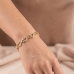 Pulsera de Eslabones de Corazones Entrelazados con Circones en Baño de Oro - Imagen 2
