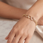 Pulsera Cadena Grumet con Tres Corazones en Pavé de Circones en Baño de Oro - Imagen 2