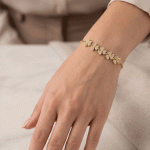 Pulsera Ajustable de Flores de Cuatro Pétalos con Circones en Baño de Oro - Imagen 2