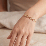 Pulsera Ajustable de Corazones y Flores con Circones en Baño de Oro - Imagen 2