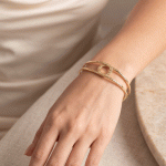 Brazalete Semirrígido de Doble Banda con Círculo Texturizado en Baño de Oro - Imagen 2