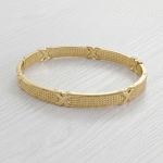 Pulsera con Textura Punteada y Detalles en X en Baño de Oro