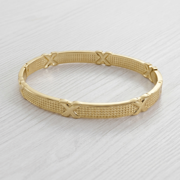 51 Pulsera con Textura Punteada y Detalles en X en Baño de Oro - Imagen 1