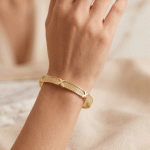 Pulsera con Textura Punteada y Detalles en X en Baño de Oro - Imagen 2