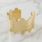 Pulsera Ancha Martillado con Bordes Ondulados en Baño de Oro