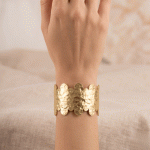 Pulsera Ancha Martillado con Bordes Ondulados en Baño de Oro - Imagen 2